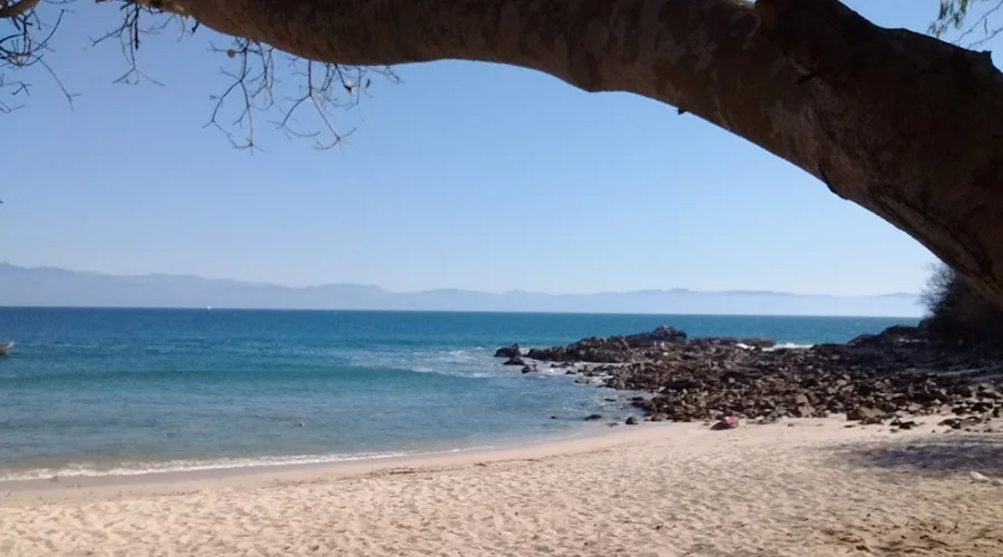 Playa virgen entre cruz de huanacaxtle y punta nayarit